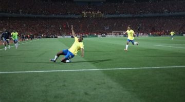 صنداونز يحتفل بالتأهل.. وجماهير الأهلي تقذف كولر بزجاجات المياه.. شاهد