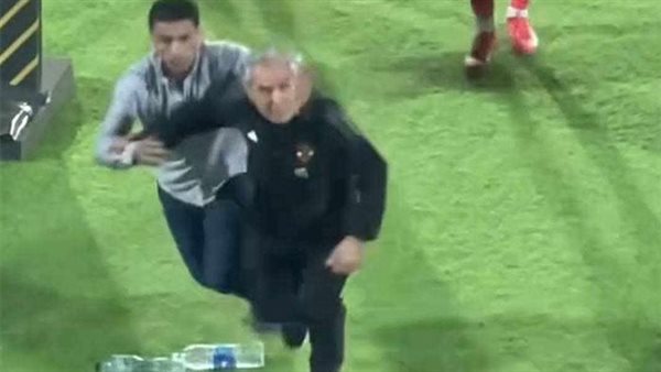بعد الخروج من دوري أبطال أفريقيا.. جماهير الأهلي تقذف كولر بالزجاجات