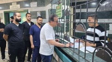 وزير الصحة يتفقد مستشفى البنك الأهلى ويوجه بصرف مكافأة لجميع العاملين