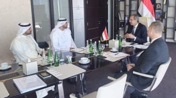 وزير الاتصالات يعقد مباحثات للتعاون فى التعهيد والتصنيع المحلى للهواتف