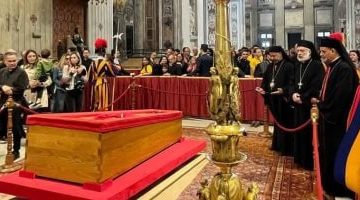 بطريرك الأقباط الكاثوليك يلقى نظرة الوداع على جثمان البابا فرنسيس