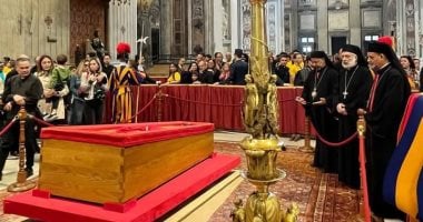 بطريرك الأقباط الكاثوليك يلقى نظرة الوداع على جثمان البابا فرنسيس