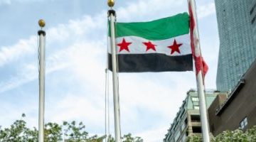 رفع العلم السورى ذى النجمات الثلاث على مقر الأمم المتحدة فى نيويورك.. صور