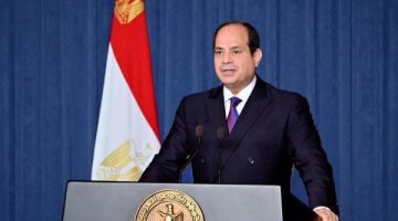 شاهد.. الرئيس السيسي يضع إكليل الزهور على النصب التذكارى لشهداء القوات المسلحة