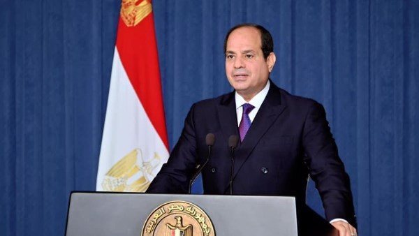 شاهد.. الرئيس السيسي يضع إكليل الزهور على النصب التذكارى لشهداء القوات المسلحة