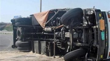 معاينة حادث انقلاب سيارة نقل ثقيل محملة بـ2 طن بنجر على الطريق الإقليمي في المنوفية