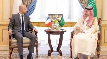 وزير الخارجية ونظيره الفرنسي يستعرضان العلاقات الثنائية ويبحثان الموضوعات الإقليمية والدولية