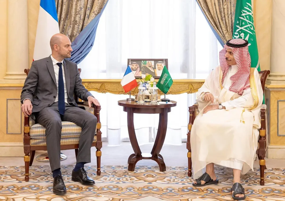 وزير الخارجية ونظيره الفرنسي يستعرضان العلاقات الثنائية ويبحثان الموضوعات الإقليمية والدولية