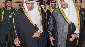ولي عهد #البحرين يصل إلى #الرياض وفي مقدمة مستقبليه نائب أمير المنطقة