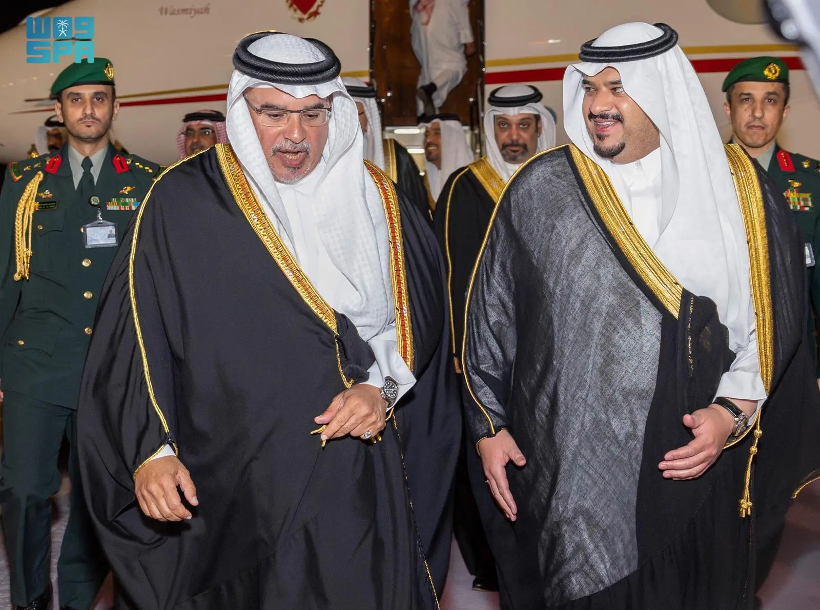 ولي عهد #البحرين يصل إلى #الرياض وفي مقدمة مستقبليه نائب أمير المنطقة