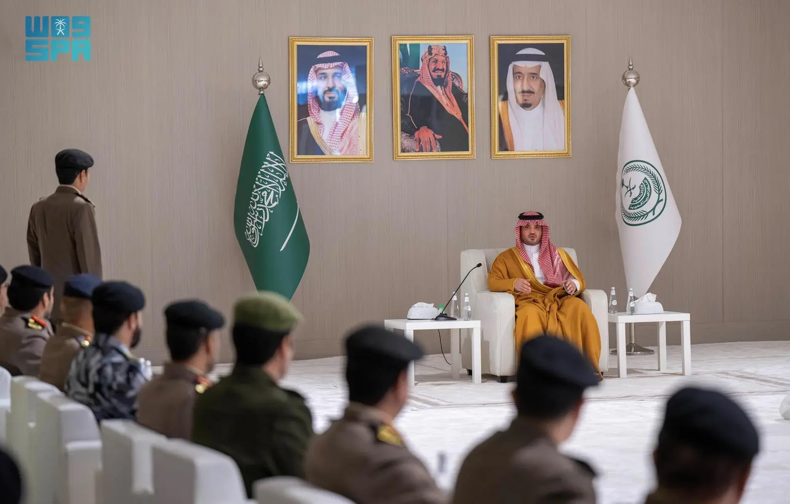 وزير الداخلية يلتقي القيادات الأمنية في منطقة #مكة_المكرمة