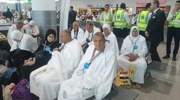 يا رايحين للنبى الغالى.. توافد أول أفواج الحجاج على مطار القاهرة.. فيديو