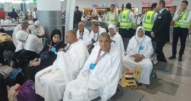 يا رايحين للنبى الغالى.. توافد أول أفواج الحجاج على مطار القاهرة.. فيديو