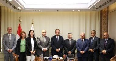 وزير قطاع الأعمال العام يلتقي وفد “بريتش بتروليوم” لمتابعة خطوات إعادة تشغيل مصنع الأنود