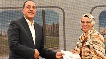 رئيس الوزراء يسلم عددا من عقود وحدات “سكن لكل المصريين” بأكتوبر الجديدة.. صور