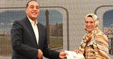 رئيس الوزراء يسلم عددا من عقود وحدات “سكن لكل المصريين” بأكتوبر الجديدة.. صور