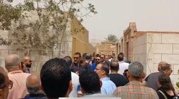 منهار وبيسلم على الناس.. أول ظهور لـ”عمرو الدجوي” في جنازة شقيقه.. صور
