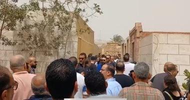 منهار وبيسلم على الناس.. أول ظهور لـ”عمرو الدجوي” في جنازة شقيقه.. صور