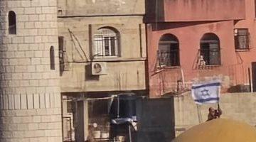استفزاز جديد.. قوات الاحتلال ترفع علم إسرائيل على قبة مسجد بالضفة الغربية
