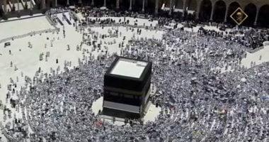 شاهد طواف المصلين بالحرم فى الجمعة الأخيرة قبل الحج.. بث مباشر