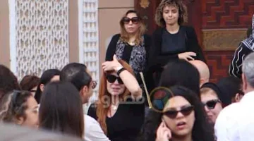 صور مؤثرة توثق انهيار كارول سماحة خلال جنازة زوجها وليد مصطفى