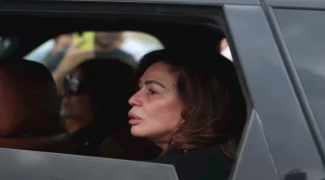 20 صورة مؤثرة من جنازة وليد مصطفى، زوج كارول سماحة، بحضور يسرا وإلهام شاهين