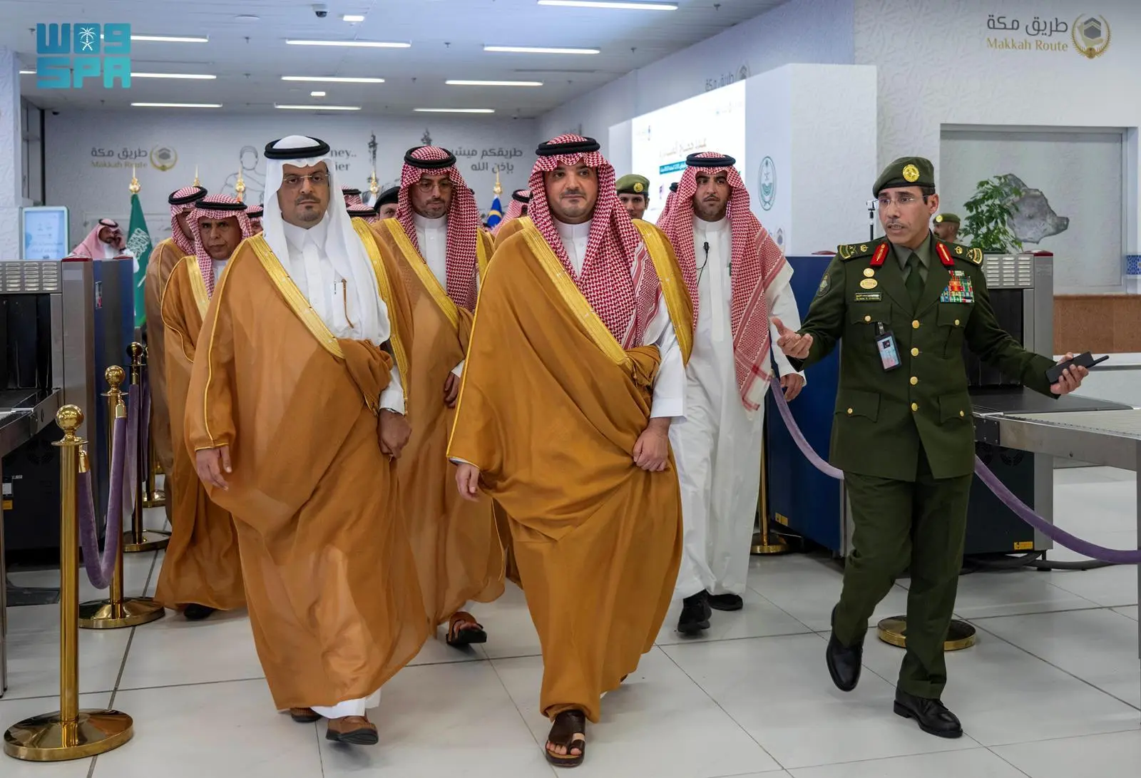 الأمير عبدالعزيز بن سعود يزور صالة مبادرة طريق مكة في مطار الملك عبدالعزيز الدولي بـ #جدة