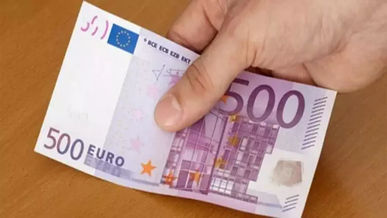 جنون EUR .. سعر اليورو مقابل الدينار الجزائري في السوق السوداء اليوم والبنوك انهيار مفاجئ في قيمة الدينار يربك الحسابات
