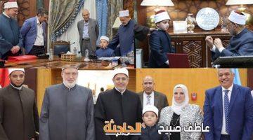 أجلسه على كرسي شيخ الأزهر.. وصية ووعد الإمام الطيب لوالد الطفل أنس حافظ القرآن والمتون (فيديو)