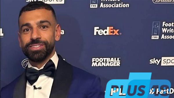 شاهد.. محمد صلاح يتسلم جائزة أفضل لاعب في إنجلترا من رابطة الكتاب