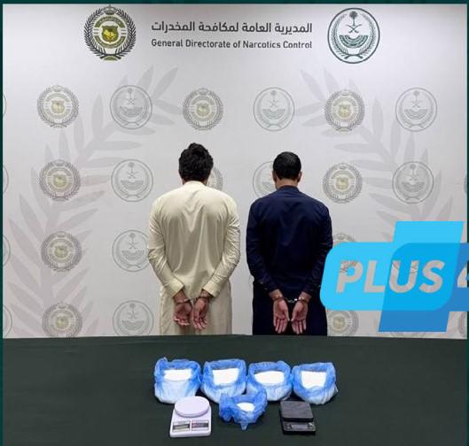 القبض على مقيمين من الجنسية الباكستانية لترويجهما (3.7) كجم من الشبو #عاجل