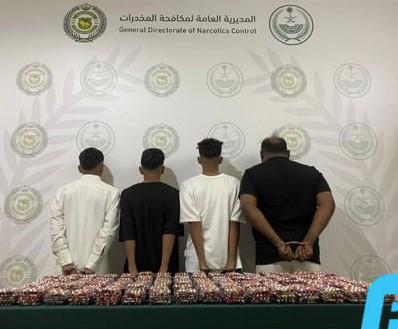القبض على (4) مواطنين لترويجهم (33,450) قرصًا خاضعًا لتنظيم التداول الطبي #عاجل