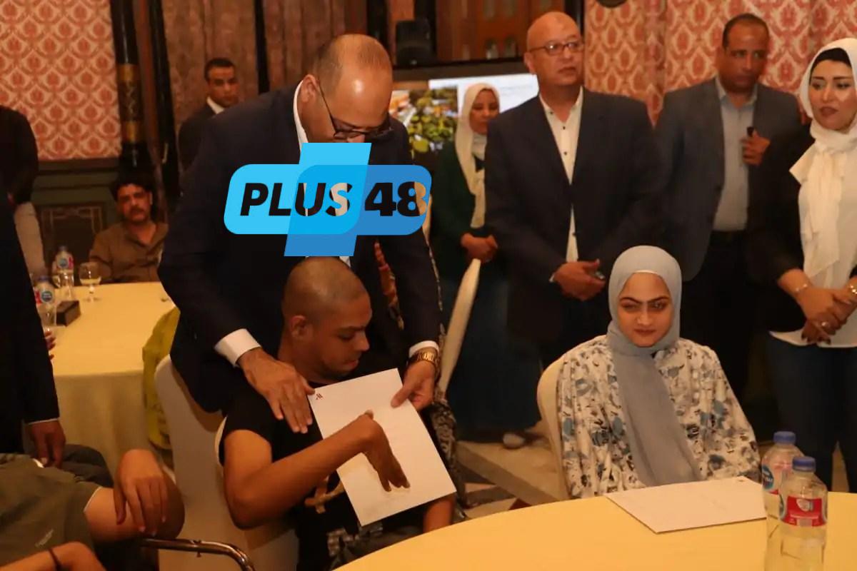 وزير العمل ومحافظ القاهرة يُسلمان عقود عمل جديدة لذوي همم
