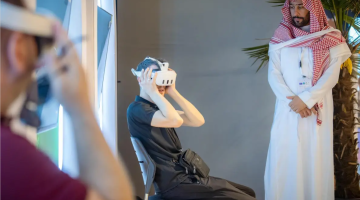 تقنية الواقع الافتراضي (VR) تنقل زوّار معرض “جسور” في رحلة ساحرة إلى الحرمين الشريفين