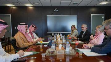 السفير “آل جابر” يبحث مع مسؤولين أوروبيين مستجدات الأوضاع في #اليمن