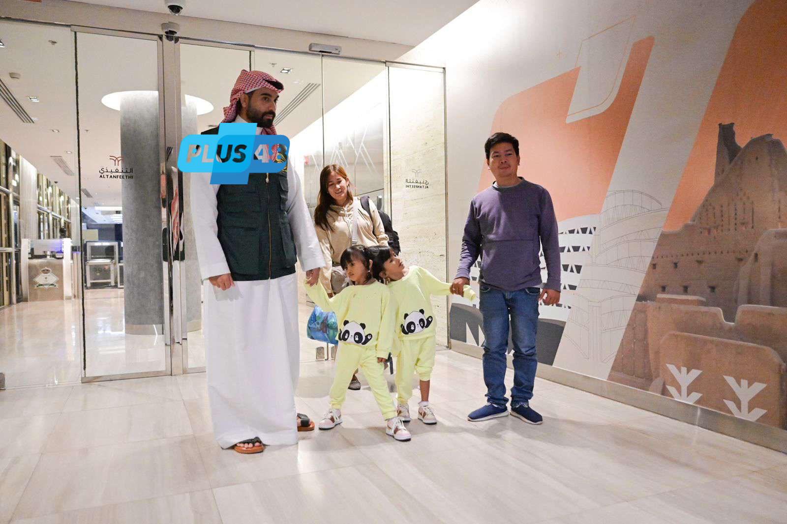 وصول التوأم الفلبيني الملتصق “كليا وموريس آن” إلى الرياض لإجراء التقييم الطبي