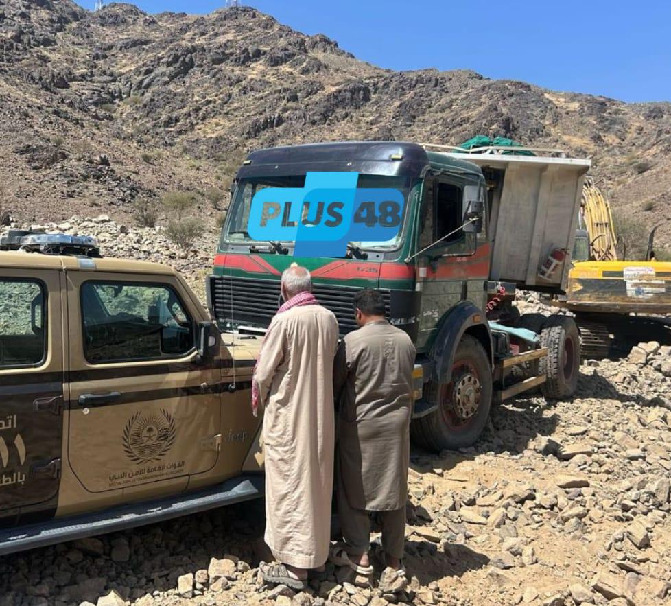 #عاجل | الأمن البيئي تضبط مقيمين مخالفين لاستغلالهما الرواسب في منطقة #المدينة_المنورة