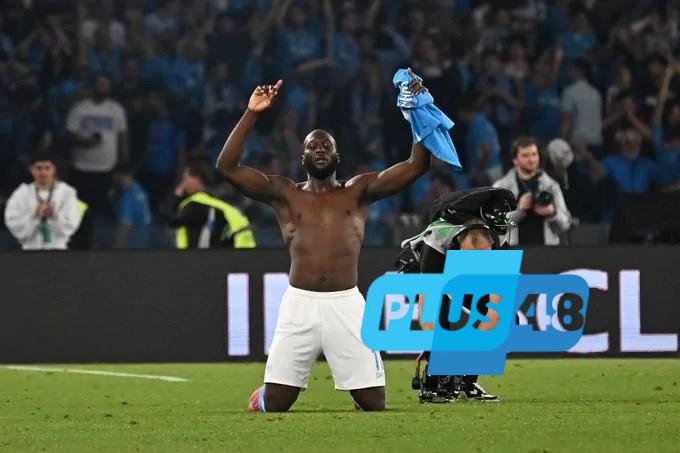 نابولي يتوج بلقب الدوري الإيطالي بفارق نقطة عن إنتر ميلان بعد موسم مثير