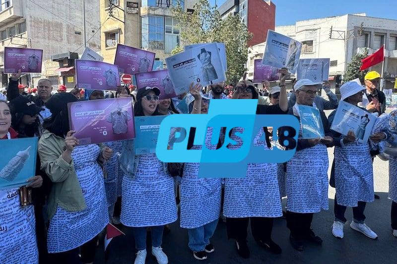 نساء ورجال يلبسون “مئزر المطبخ” للدعوة إلى تثمين الأعمال المنزلية