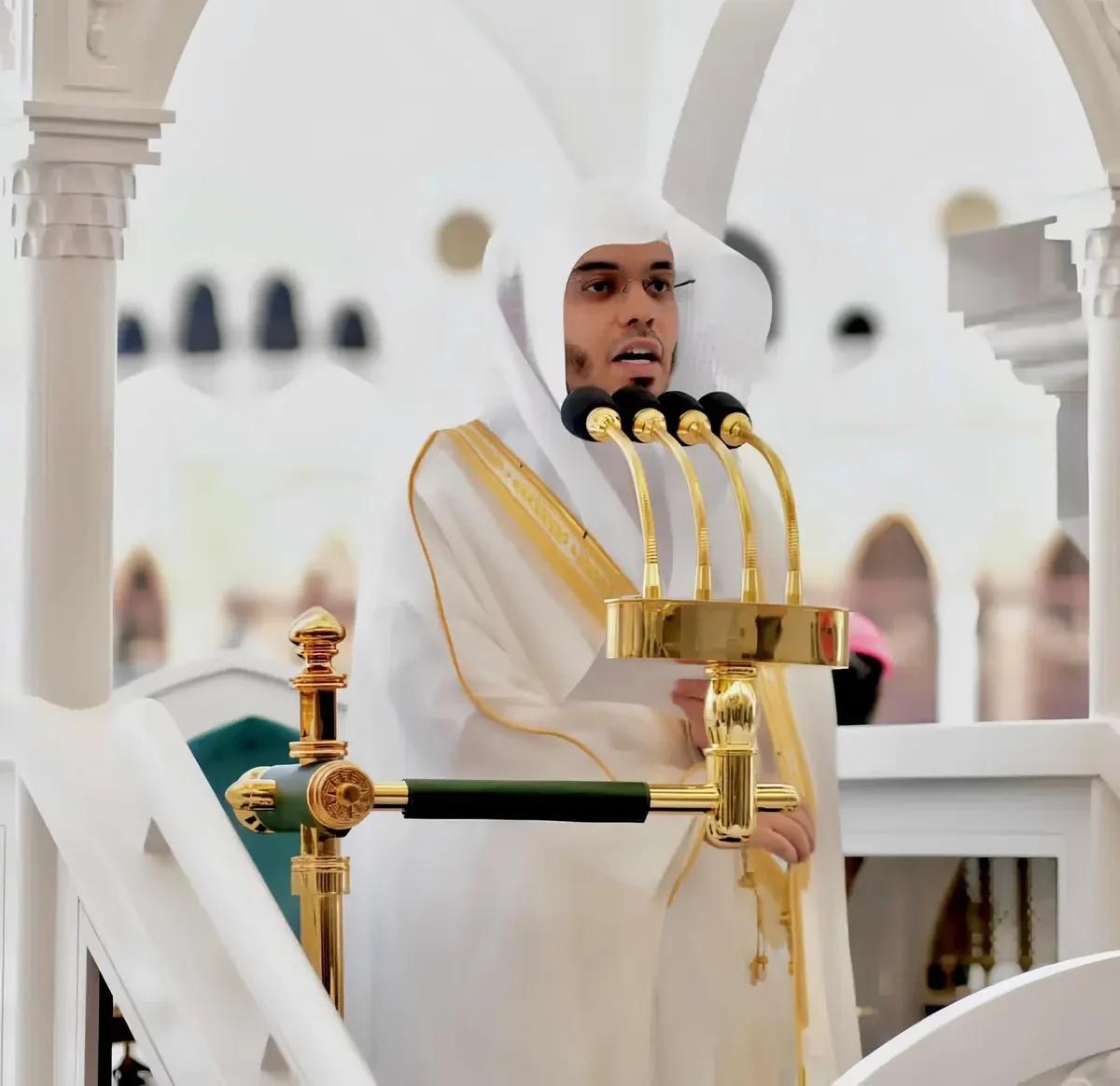 “الدوسري” في خطبة #الجمعة : الدعاء من أعظم أسباب التوفيق والنجاح، فيه تنزل الرحمات، وتهب الخيرات