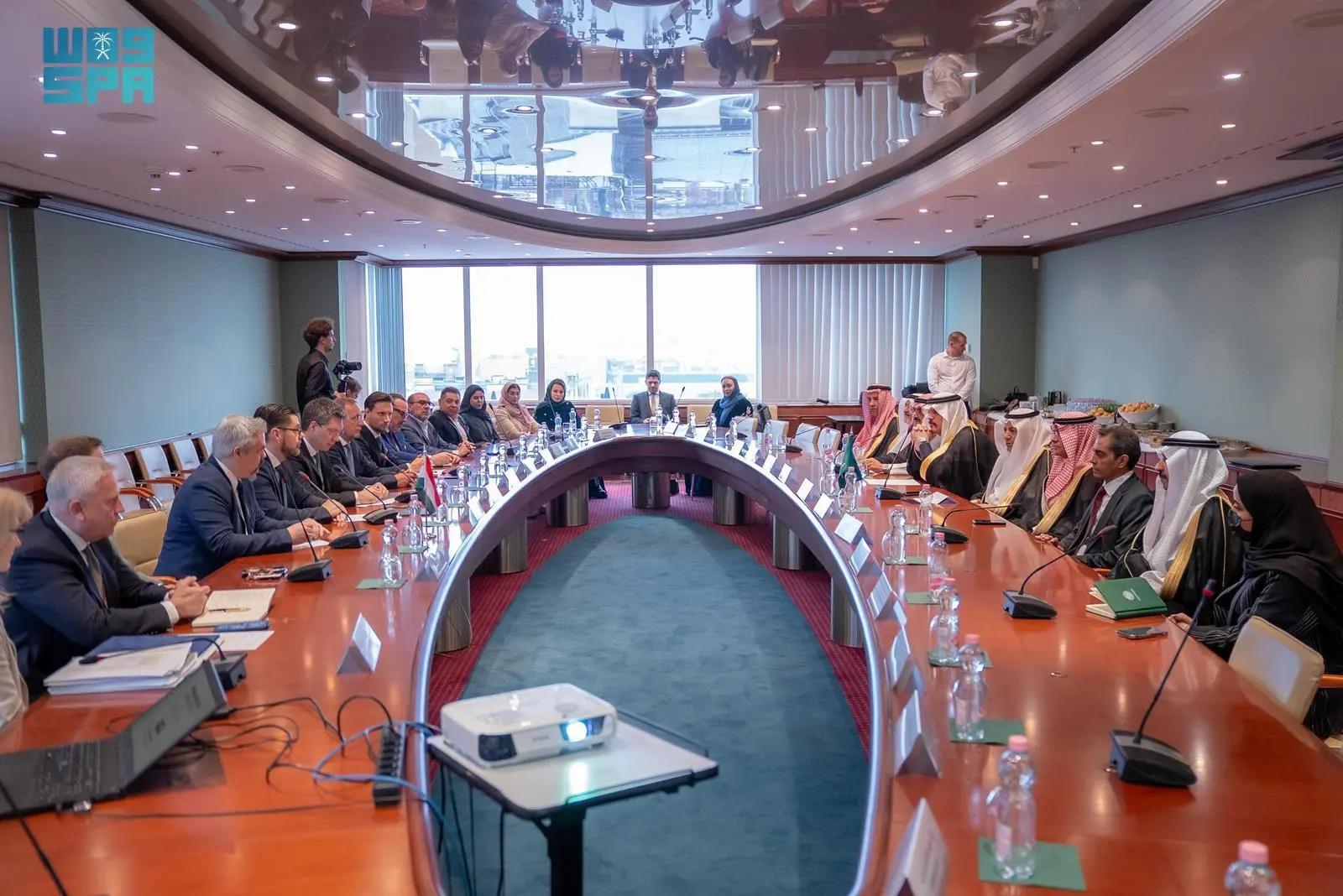 وفد اتحاد الغرف السعودية يزور البرلمان المجري ويجري مباحثات تجارية ببودابست