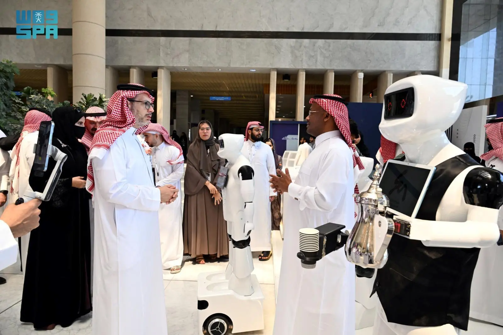 رئيس جامعة الملك عبدالعزيز يفتتح معرض “روبوكون 2025” باستهداف أكثر من 6000 مستفيد