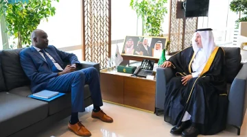 المشرف العام على مركز الملك سلمان للإغاثة يلتقي ممثل مكتب الأمم المتحدة لتنسيق الشؤون الإنسانية بـ #الرياض