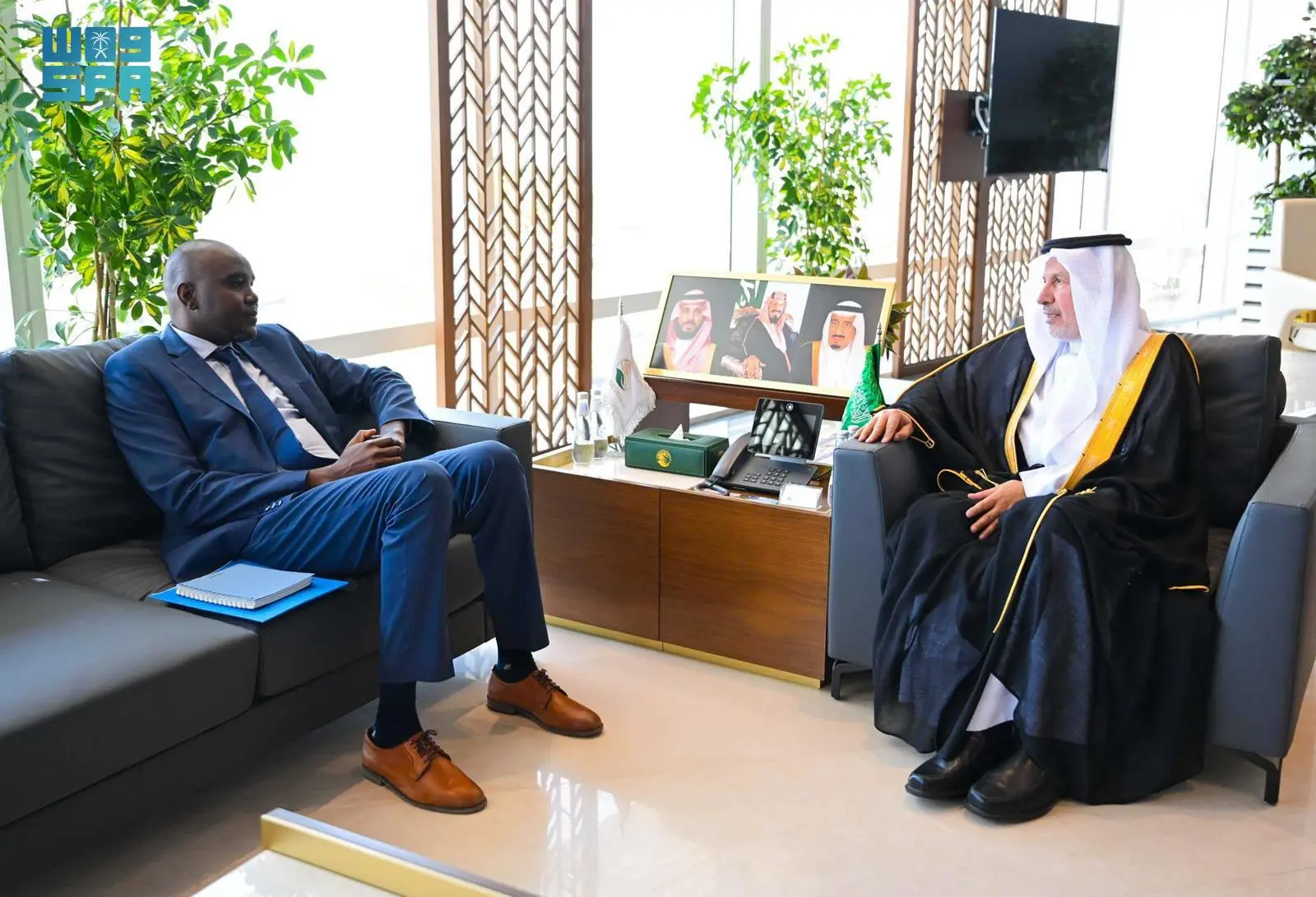 المشرف العام على مركز الملك سلمان للإغاثة يلتقي ممثل مكتب الأمم المتحدة لتنسيق الشؤون الإنسانية بـ #الرياض