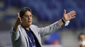«أيامك بيضاء وبنفسجي».. ممدوح عباس يستقبل أيمن الرمادي برسالة تحفيز