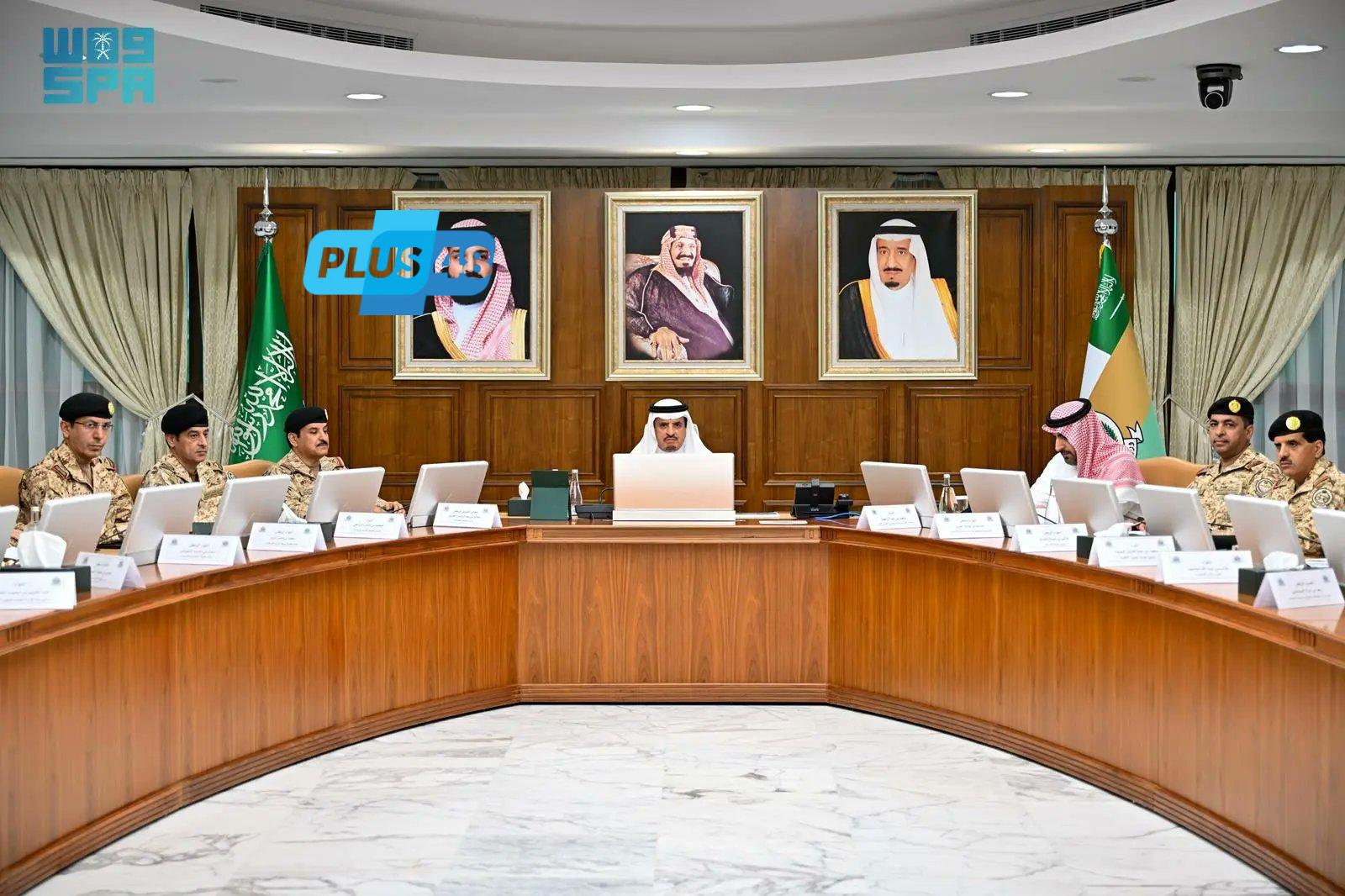 نائب وزير الحرس الوطني يجتمع مع القيادات العسكرية بالوزارة