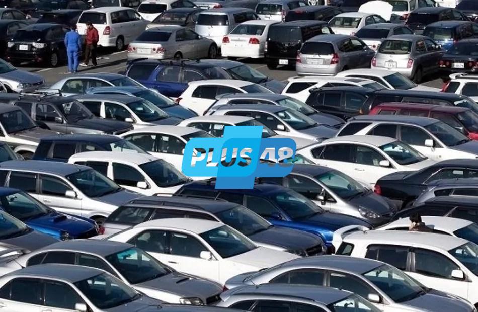 فيتش تصنف صناعة السيارات “متدهورة” بسبب الرسوم الأمريكية وقيود الصين على المعادن النادرة