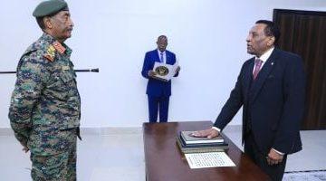 كامل إدريس يؤدى القسم رئيسا لوزراء السودان أمام عبد الفتاح البرهان