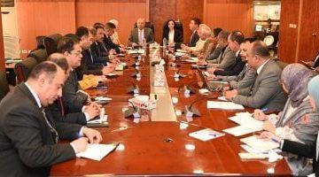 وزير الصناعة يبحث مع محافظ ومستثمري البحيرة تحديات المناطق الصناعية بالمحافظة وسبل حلها