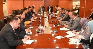 وزير الصناعة يبحث مع محافظ ومستثمري البحيرة تحديات المناطق الصناعية بالمحافظة وسبل حلها